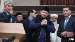 Глава Чечни Рамзан Кадыров (в центре)
