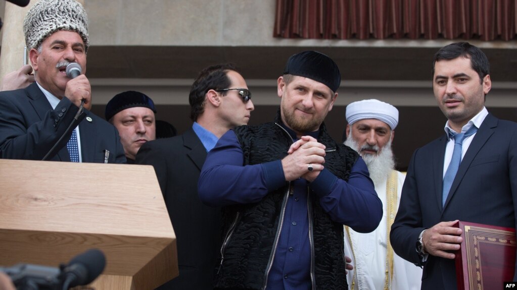 Глава Чечни Рамзан Кадыров (в центре) на открытии мечети в Шали 