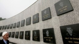 Spomenik izgrađen u znak sjećanja na ljude koje su srpske snage ubile u januaru 2019. u selu Račak, četrdeset kilometara udaljenom od Prištine Spomenik izgrađen u znak sjećanja na ljude koje su srpske snage ubile u januaru 2019. u selu Račak, četrdeset kilometara udaljenom od Prištine