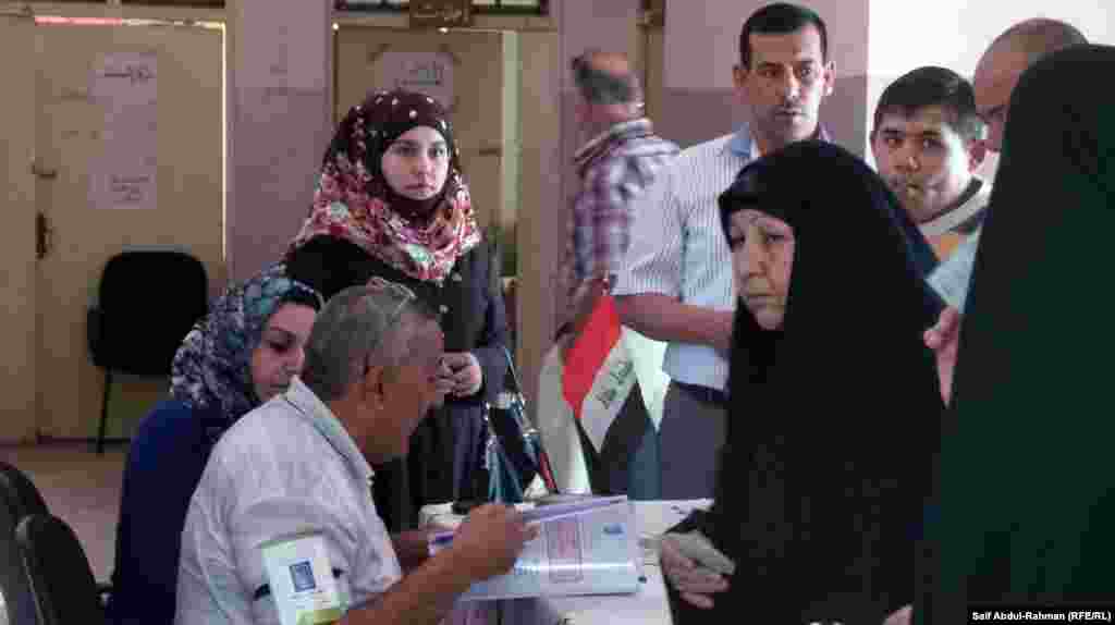 Women vote in provincial elections in Kut.