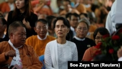 Нобель Тынчтык сыйлыгынын лауреаты Аун Сан Су Чжи (ортодо) азыр расмий мамлекеттик кеңешчи кызматын ээлейт.