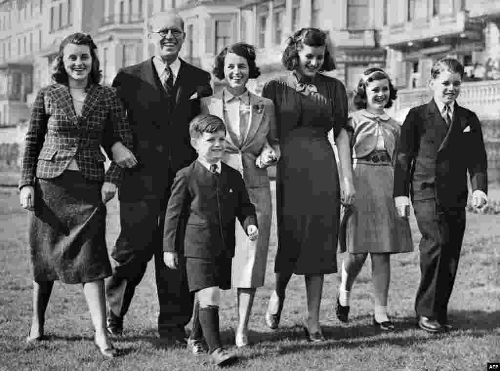 I ati i John Fitzgerald Kennedyt, Joseph Kennedy (i dyti nga e majta) dhe e ëma e tij Rose (e treta nga e majta), në Londër, në vitin 1938, së bashku me motrat e vëllezërit (nga e majta në të djathtë) Kathleen, Edward (Ted), Patricia, Jean dhe Robert.