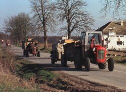 За день до місцевих виборів серби вивозять тракторами свої речі, залишаючі Східну Славонію. Чимало мешканців непідконтрольних територій боялись репресій після реінтеграції регіону назад до складу Хорватії. 12 квітня 1997 року.