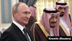 Russian President Vladimir Putin (left) and Saudi Arabia's King Salman attend the official welcome ceremony in Riyadh on October 14.