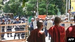 تظاهرات ده روزه مخالفان حکومت نظامی ميانمار که به رهبری راهبان بودايی ادامه يافته است، ابتدا در اعتراض به افزايش قيمت سوخت و برخی مايحتاج عمومی مردم از۱۹ سپتامبر آغاز شد .
