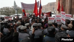 Armenia -- Youth protests against the Turkish Foreign Minister Ahmet Davutoglu's visit to Yerevan, 12 Dec, 2013