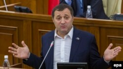 Fostul premier Vlad Filat, la tribuna parlamentului. 15 octombrie 2015, în ziua în care a fost încătușat