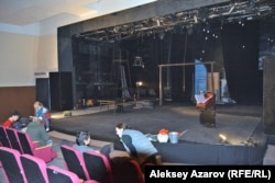 Республикалық неміс драма театрының сахнасы. Актерларға ол қатты ұнайды. Алматы, 16 қараша 2018 жыл