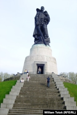 Monumentul sovietic, Berlin, Treptow