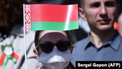 Люди на параде победы в Минске