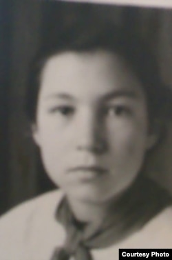 Бейє Ільясова, учениця Джизацької школи, початок 1950-х років