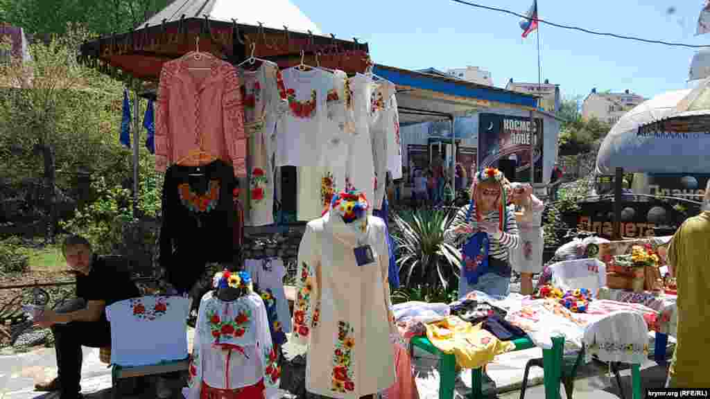 Возле столов Украинского национально-культурного общества Севастополя (УНКОС) была развернута выставка украинской национальной одежды.