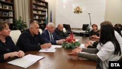 Бойко Борисов заедно с вицепремиера Томислав Дончев и министрите на здравеопазването и труда и социалната политика Кирил Ананиев и Деница Сачева на среща с представители на медицинските сестри през декември 2019
