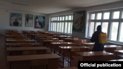 Санобработка класса в одной из школ в Кыргызстане. Иллюстративное фото. 