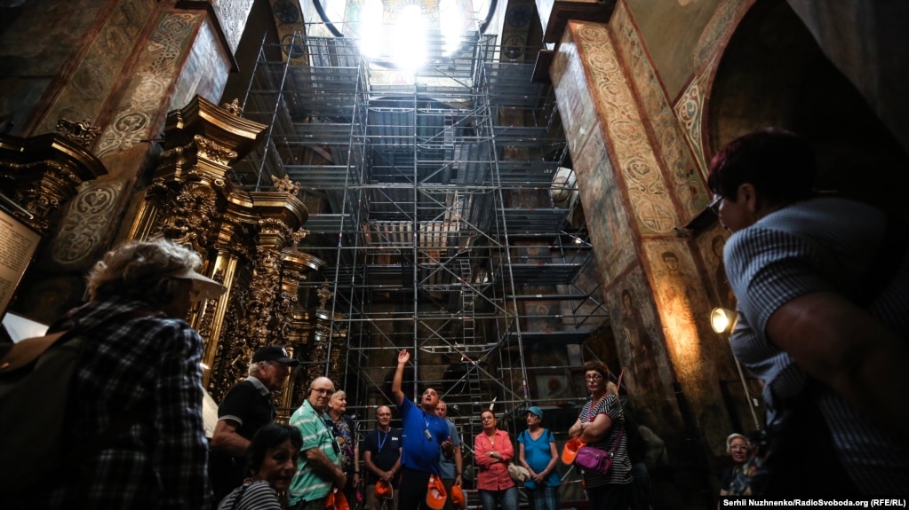 Науковці – журналістам: скоро мозаїчний живопис храму буде очищений від багатовікової пилюги та нашарувань