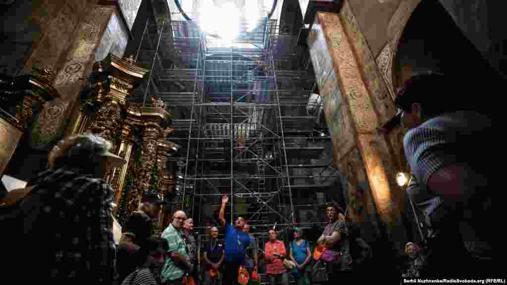Науковці &ndash; журналістам: скоро мозаїчний живопис храму буде очищений від багатовікової пилюги та нашарувань