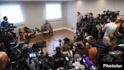 Armenia - Opposition leader Nikol Pashinian holds a news conference in Yerevan, 27 April 2018.