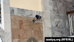 Одна из видеокамер, установленных внутри центральной мечети. Алматы, 19 сентября 2012 года.