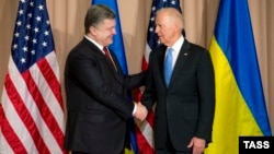 Президент України Петро Порошенко (ліворуч) та віце-президент США Джозеф Байден під час зустрічі в Давосі. 20 січня 2016 року