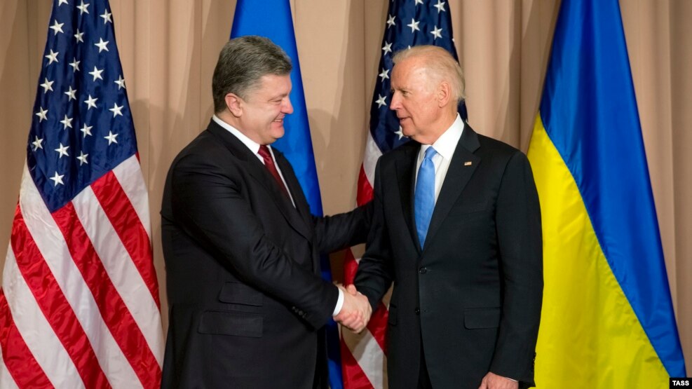Joe Bien (djathtas) gjatë një takimi të mëparshëm me presidentin Petro Poroshenko