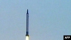 ايران روز دوشنبه، ۱۵ بهمن ماه، موشکی را به نام «سفير» آزمايش کرد و مقام های ايرانی اعلام کردند که اين موشک را برای پرتاب ماهواره ای به نام «اميد» طراحی کرده اند. (عکس از AFP)