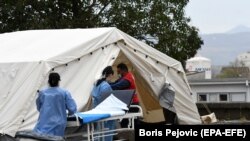 Zdravstveni radnici pred šatorom za trijažu u Podgorici, 27. mart 2020. 