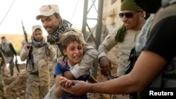 Dečak reaguje na iračke vojne snage u Mosulu, ilustrativna fotografija