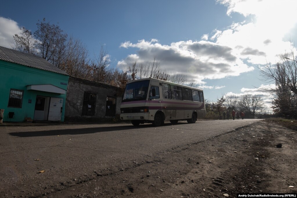 Четыре раза в день из поселка в Лисичанск ходит автобус