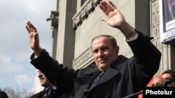 Armenia – Opposition leader Levon Ter-Petrosian greets supporters at a rally in Yerevan, 1Mar2014.