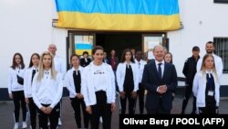 Olaf Scholz német kancellár az ukrán FC Krivbasz női labdarúgócsapattal találkozik Kölnben 2022. május 13-án