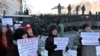 Женщины с плакатами, призывающими милицию прекратить насилие и перейти на сторону протестующих (Киев, 24 января 2014 года)