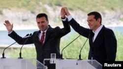 Премиерите Зоран Заев и Алексис Ципрас го прославуваат потпишувањето на договорот за името на 17 јуни, 2018 година. 