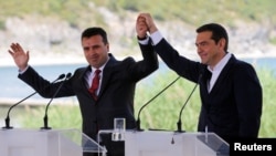 Премиерите Зоран Заев и Алексис Ципрас го прославуваат потпишувањето на договорот за името на 17 јуни, 2018 година. 
