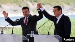Премиерите Зоран Заев и Алексис Ципрас го прославуваат потпишувањето на договорот за името на 17 јуни 2018