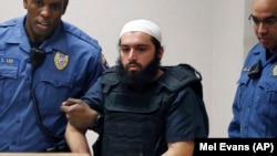 Ахмад Хан Рахими (в центре), обвиняемый в организации взрыва в Нью-Йорке. 20 декабря 2016 года.