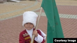 Ребенок с адыгским флагом