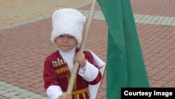 Малыш с черкесским флагом