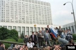 Boris Yeltsin se adresează oamenilor din vârful unui tanc, 19 august 1991