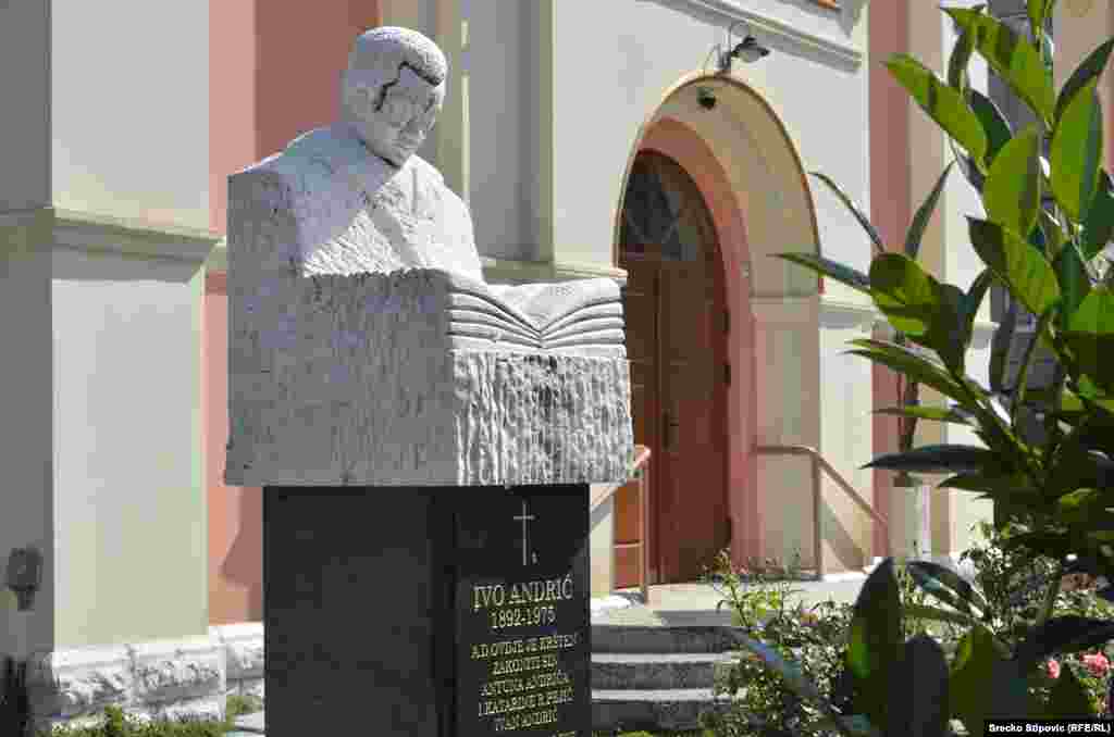 Spomen bista Ivi Andriću pred crkvom Sv. Ivana Krstitelja u Travniku u kojoj je nobelovac i kršten