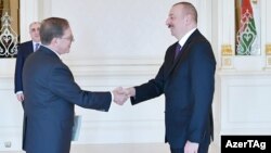 ABŞ-ın Azərbaycandakı səfiri Earle D. Litzenberger (sağ) və Azərbaycavə prezidenti İlham Əliyev, 12 mart 2019
