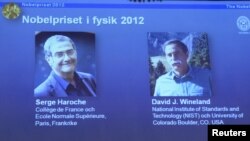 Slike Sergea Harochea i Davida Winelanda prikazane tokom konferencije za novinare u Švedskoj kraljevskoj akademiji nauka, 9. oktobar 2012.