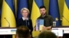 Volodimir Zelenszkij ukrán elnök átveszi Ursula von der Leyentől, az Európai Bizottság elnökétől az ország európai uniós tagság iránti kérelmének elbírálási folyamatát elindító kérdőívet Kijevben 2022. április 8-án