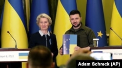 Volodimir Zelenszkij ukrán elnök átveszi Ursula von der Leyentől, az Európai Bizottság elnökétől az ország európai uniós tagság iránti kérelmének elbírálási folyamatát elindító kérdőívet Kijevben 2022. április 8-án