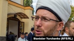 Муфтий Духовного управления мусульман Украины «УММА» Саид Исмагилов возле мечети на улице Дегтяревской в Киеве, архивное фото
