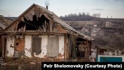 Разрушенный дом в селе Степановка недалеко от Донецка. 