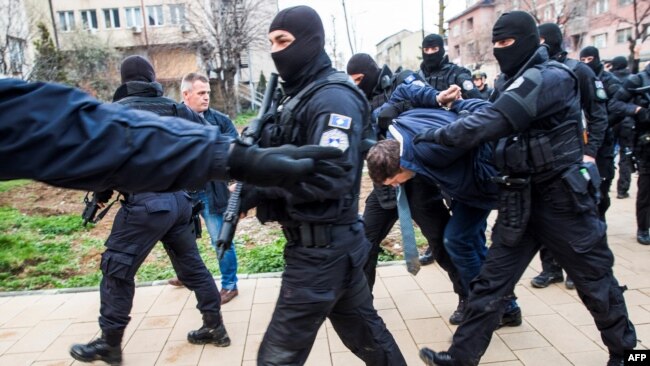 Policia e Kosovës duke e dërguar në stacion policor, Marko Gjuriq, 26 mars, 2018
