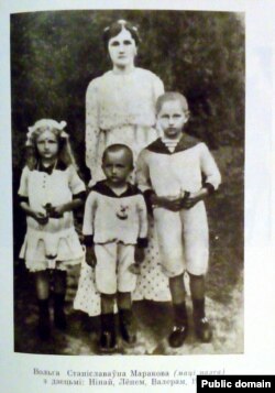 Вольга Маракова (маці паэта) зь дзецьмі: Нінай, Лёнем, Валерам. 1920 год