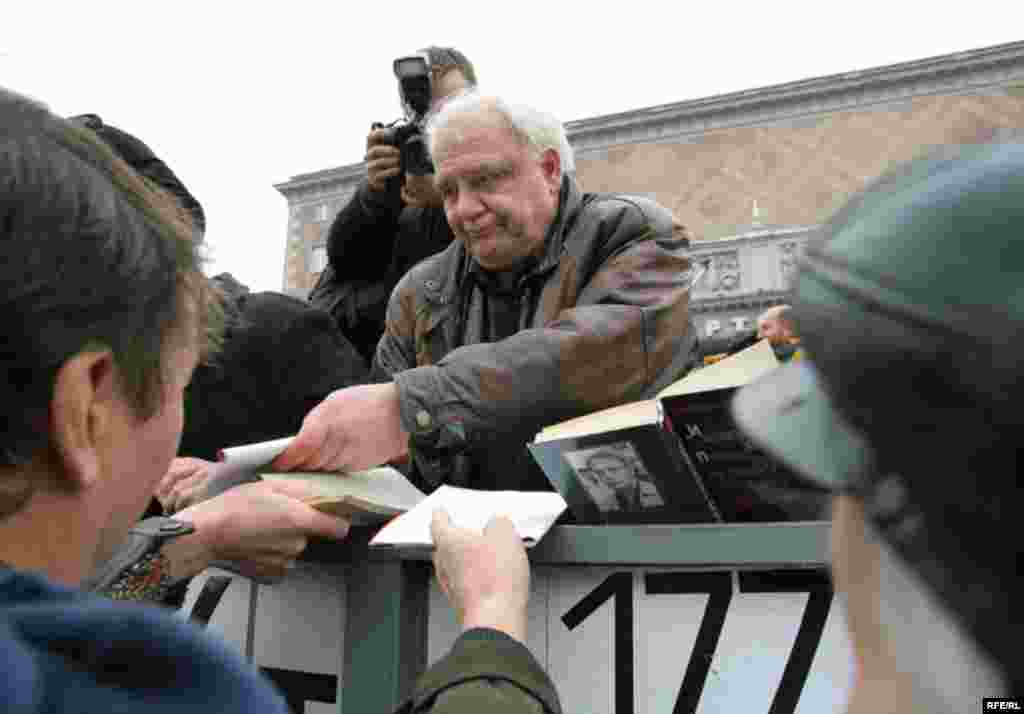 Владимир Буковский подписывает свои книги участникам митинга в поддержку его выдвижения на пост президента.