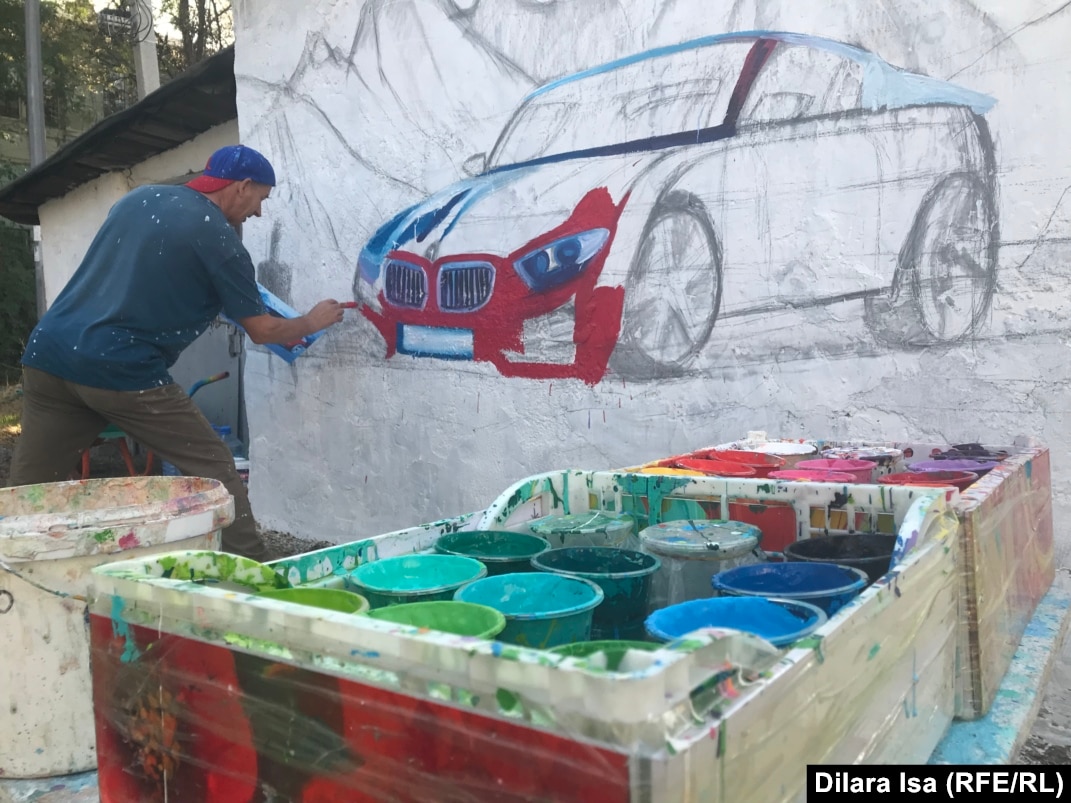 Қырылмаған письки, қолтық және аяқтары бар әйелдер