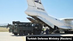Թուրքիա - Անկարային մերձակա «Մուրթեդ» օդանավակայանում ռուսական ինքնաթիռից դուրս են բերվում C-400 համակարգի բաղադրիչները, օգոստոս, 2019թ․